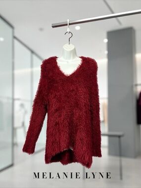 Melanie Lyne, Red Fuzzy Eyelash Sweater Gold Chain V-Neck Stretch, Medium
